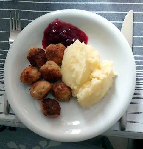 Svéd húsgolyó áfonya mártással és krumplipürével